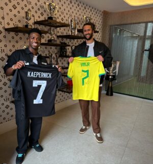 Colin Kaepernick Instagram - Hoje foi um dia muito, muito especial para mim...
Ouvir e conhecer a história de um HOMEM que tanto luta contra o racismo foi inesquecível para mim.
Muito obrigado, Colin. Sua história é verdadeiramente inspiradora e recomendo a todos que assistam ao seu documentário Netflix.
Obrigado @nike por nos conectar. Este dia e minha conversa com Colin terão um grande impacto em minha vida no futuro para tornar este mundo melhor e mais igualitário. ✊🏿🖤🗣️⚽️🏈

Today was a very, very special day for me… 
Listening and learning the story of a MAN that has been fighting so much against racism was unforgettable for me.
Thank you so much, Colin. Your story is truly inspiring and I recommend everyone to watch your Netflix documentary. 
Thank you @nike Nike for connecting us. This day and my conversation with Colin will have a major impact on my life going forward to make this a better and more equal world. ✊🏿🖤🗣️⚽️🏈