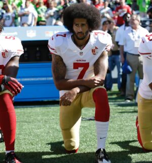 Colin Kaepernick Instagram - Hoje foi um dia muito, muito especial para mim...
Ouvir e conhecer a história de um HOMEM que tanto luta contra o racismo foi inesquecível para mim.
Muito obrigado, Colin. Sua história é verdadeiramente inspiradora e recomendo a todos que assistam ao seu documentário Netflix.
Obrigado @nike por nos conectar. Este dia e minha conversa com Colin terão um grande impacto em minha vida no futuro para tornar este mundo melhor e mais igualitário. ✊🏿🖤🗣️⚽️🏈

Today was a very, very special day for me… 
Listening and learning the story of a MAN that has been fighting so much against racism was unforgettable for me.
Thank you so much, Colin. Your story is truly inspiring and I recommend everyone to watch your Netflix documentary. 
Thank you @nike Nike for connecting us. This day and my conversation with Colin will have a major impact on my life going forward to make this a better and more equal world. ✊🏿🖤🗣️⚽️🏈