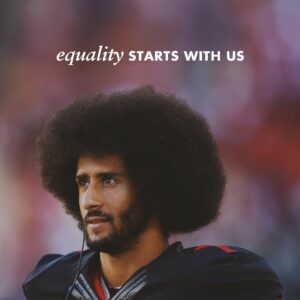 Colin Kaepernick Instagram - Neste Dia Internacional para a Eliminação da Discriminação Racial, penso não apenas sobre as minhas experiências pessoais, mas também sobre a luta mais ampla pelo respeito dentro e fora do esporte. Está muito claro: ainda há muito a ser feito.
Precisamos de igualdade, de um mundo onde todos, independentemente da cor, tenham igualdade de oportunidades. 

Como defensor dos direitos humanos da ONU, estou empenhado em enfrentar a discriminação de frente e liderar o ataque contra a injustiça. Unidos com meu irmão @kaepernick7, continuaremos lutando, silenciando as vozes do ódio e abrindo caminho para um mundo mais igualitário e inclusivo. 🖤✊🏿🗣️

On this International Day for the Elimination of Racial Discrimination, I reflect not only on my personal experiences but on the larger fight for respect in and out of sports. It’s clear — there’s still much to be done.
We need equality, a world where everyone, regardless of colour, can achieve their highest potential.
 
As a UN Human Rights Champion, I’m committed to confront discrimination head-on and lead the charge against injustice. United with my brother @kaepernick7, we’ll continue to push forward, silencing the voices of hate and paving the way for a more equal and inclusive world. 🖤✊🏿🗣️