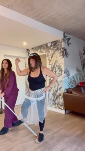 Connie Ballarini Instagram - LA CAJITA MUSICAL de @lilicatarinella 🎶🎶🎶 #TBT 

Cual es tu Cajita preferida ? 
1 - Bailarina CLÁSICA 
2- La Japonesa 
3- La ….no sé qué es la última

Si ven algún video muy @lilicatarinella mándenme así los hacemos ! 😂