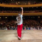 Connie Ballarini Instagram - MAIPO ❤️ Que función nos mandamos gente hermosa!! Ayer sentí que entramos en FLOW… un concepto muy hermoso que lo sentía muchas veces en el escenario, en esas funciones que decis ‘hoy entra todo’, esas noches que te sentís cómoda, la tranquilidad que da estar conectada con vos y con la gente .. esa noches en las q hay magia, que se siente que estamos todos en una … pero no lo conocía como concepto hasta hace un tiempo cuando una maestra me lo explicó, lo mencionó y dije ‘ahhhhhh siiiiii’ Bueh eso sentí ayer … y es mágico. Se siente hermoso Te puede pasar en un deporte, en el escenario o en cualquier disciplina cuando entras en una en la que no existe el tiempo, como cuando sos chico y empezas a jugar algo y cuando miras el reloj decís cómo que pasaron 3hs y no me di cuenta … bueno eso, esos momentos en el que todo es disfrute y deseas que ese estado sea eterno. … Eso yo sentí yo ayer y fui muy feliz. Gracias! Los amo… La cantidad de anécdotas y momentos increíbles que se generaron ayer creo q fue récord jajaja. Los iré subiendo a mi canal de YouTube para que la gente tb disfrute de estas #CharlitasConElPublico Nos vemos el próximo miércoles en este bello CICLO DE LOS MIÉRCOLES EN EL @teatromaipo -todos los miércoles de abril y sumamos el 8 y 15 de Mayo - Entradas en mi página www.connieballarini.com.ar ( link en bio ) Producción @standupargentina @matiaspisera @jeremy_lp1 @pablouchaolmedo