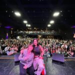 Connie Ballarini Instagram - LIMA -PERU 🇵🇪 Gracias por recibirme con tanto amor, estoy muy sorprendida xq nunca imaginé tener público en este país … pero la vida me sorprendió y metimos 800 personas c mi Unipersonal de Stand Up ! Gracias gente hermosa x tanto amor Gracias @carolinasilvasantisteban por insistir y confiar para traer el Uni acá y obviamente toda la gestión q fue impecable. Es hermoso volver a cruzarte dsp de tantos años… y ver como las dos crecimos tanto en la comedia me llena de emoción Gracias @norkagaspar preciosa por abrirme el show con esa energía arrolladora que tenes y gracias x la investigación exhaustiva sobre Karol G ( ver anteultima historia) Gracias a toda la gente increíble que vino al show que fueron lo máximo… y a los comediantes que vinieron a verme. De corazón Uds no saben que hermoso se siente saber que colegas están ahí viendo tu comedia. Gracias fue un placer conocerlos ❤️ Estoy en este momento en la cama del hotel procesando todo esto que es muy fuerte y hermoso. Me queda un día más aquí de descanso y disfrute porque a eso invita Lima ❤️🇵🇪 PERU, q hermoso país sos, su gente, su comida exquisita y que maravilloso es el pisco por favor No soy de tomar pero aquí todos los días un pisco ( y quien te dice dos ) para que me de alegría justa para disfrutar de cada momento en este bellísimo país ! Los amo y espero volver prontito 🇵🇪❤️ Gracias x tanto ! Producción @standupargentina & @vodevilpe @matiaspisera @carolinasilvasantisteban @gaileerodriguez Hotel @britaniacrystalcollection Look 💣 @pazcornu @pazcornuok