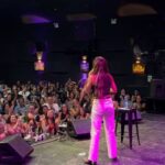 Connie Ballarini Instagram - LIMA -PERU 🇵🇪 Gracias por recibirme con tanto amor, estoy muy sorprendida xq nunca imaginé tener público en este país … pero la vida me sorprendió y metimos 800 personas c mi Unipersonal de Stand Up ! Gracias gente hermosa x tanto amor Gracias @carolinasilvasantisteban por insistir y confiar para traer el Uni acá y obviamente toda la gestión q fue impecable. Es hermoso volver a cruzarte dsp de tantos años… y ver como las dos crecimos tanto en la comedia me llena de emoción Gracias @norkagaspar preciosa por abrirme el show con esa energía arrolladora que tenes y gracias x la investigación exhaustiva sobre Karol G ( ver anteultima historia) Gracias a toda la gente increíble que vino al show que fueron lo máximo… y a los comediantes que vinieron a verme. De corazón Uds no saben que hermoso se siente saber que colegas están ahí viendo tu comedia. Gracias fue un placer conocerlos ❤️ Estoy en este momento en la cama del hotel procesando todo esto que es muy fuerte y hermoso. Me queda un día más aquí de descanso y disfrute porque a eso invita Lima ❤️🇵🇪 PERU, q hermoso país sos, su gente, su comida exquisita y que maravilloso es el pisco por favor No soy de tomar pero aquí todos los días un pisco ( y quien te dice dos ) para que me de alegría justa para disfrutar de cada momento en este bellísimo país ! Los amo y espero volver prontito 🇵🇪❤️ Gracias x tanto ! Producción @standupargentina & @vodevilpe @matiaspisera @carolinasilvasantisteban @gaileerodriguez Hotel @britaniacrystalcollection Look 💣 @pazcornu @pazcornuok