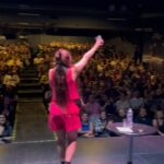 Connie Ballarini Instagram - VIVA MÉXICO 🇲🇽 Todavía no caigo que ayer estuve en Ciudad de México haciendo dos funciones… dos funciones que fueron bellísimas, con un público súper buena onda y más cálido imposible… gente que viajó un montón de kms para venir al show, gente que me había visto años atrás en Bs As, y ahora vive acá y viene al show… otra chica q el año pasado viajó a Arg y fue hasta La Plata a verme y ayer nuevamente volvió… me emociona la historia qué hay atrás de cada persona que los lleva a venir ( o volver) a mis shows.. escribo esto y me emociono xq es muy fuerte .. me dan ganas de abrazar a cada uno de Uds para agradecerles por hacer ayer una noche inolvidable Llevar tu comedia a otros países es el sueño más grande q un comediante puede tener… y que encima sean DOS FUNCIONES AGOTADAS es realmente un flash, 700 personas en otro pais es Increíble… gracias gracias gracias… y para darle un toque más especial y emotivo a la noche tuve el lujo de compartir escenario con dos amigas comediantes que amo y admiro profundamente @monicaescobedoo y @soytupmadre Dos personas extremadamente divertidas que la comedia me dio la posibilidad de conocer hace 8 años atrás y dsd entonces siempre estuvimos en contacto. Verlas ayer arriba del escenario brillando fue tan hermoso…. Vernos crecer en la comedia es un orgullo. Ayer las veía Dsd el costado del escenario y se me llenaban los ojitos de lágrimas. Lo que logramos amigas!! Aguante nosotras Gracias @monicaescobedoo y @soytupmadre hermosas por estar presente en esta noche única. Las amo tanto tanto ! Gracias gente hermosa de Mexico por superar ampliamente mis expectativas, la verdad ni pensé que tenía público acá y mira la vida te sorprende y q lindo que así sea … Los amo, gracias y hasta pronto no?! ❤️🇲🇽 Si estuviste en la función escribime acá 👇🏽 que amo conocerlos y leerlos Producción @standupargentina @matiaspisera