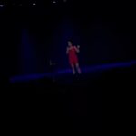 Connie Ballarini Instagram - VIVA MÉXICO 🇲🇽 Todavía no caigo que ayer estuve en Ciudad de México haciendo dos funciones… dos funciones que fueron bellísimas, con un público súper buena onda y más cálido imposible… gente que viajó un montón de kms para venir al show, gente que me había visto años atrás en Bs As, y ahora vive acá y viene al show… otra chica q el año pasado viajó a Arg y fue hasta La Plata a verme y ayer nuevamente volvió… me emociona la historia qué hay atrás de cada persona que los lleva a venir ( o volver) a mis shows.. escribo esto y me emociono xq es muy fuerte .. me dan ganas de abrazar a cada uno de Uds para agradecerles por hacer ayer una noche inolvidable Llevar tu comedia a otros países es el sueño más grande q un comediante puede tener… y que encima sean DOS FUNCIONES AGOTADAS es realmente un flash, 700 personas en otro pais es Increíble… gracias gracias gracias… y para darle un toque más especial y emotivo a la noche tuve el lujo de compartir escenario con dos amigas comediantes que amo y admiro profundamente @monicaescobedoo y @soytupmadre Dos personas extremadamente divertidas que la comedia me dio la posibilidad de conocer hace 8 años atrás y dsd entonces siempre estuvimos en contacto. Verlas ayer arriba del escenario brillando fue tan hermoso…. Vernos crecer en la comedia es un orgullo. Ayer las veía Dsd el costado del escenario y se me llenaban los ojitos de lágrimas. Lo que logramos amigas!! Aguante nosotras Gracias @monicaescobedoo y @soytupmadre hermosas por estar presente en esta noche única. Las amo tanto tanto ! Gracias gente hermosa de Mexico por superar ampliamente mis expectativas, la verdad ni pensé que tenía público acá y mira la vida te sorprende y q lindo que así sea … Los amo, gracias y hasta pronto no?! ❤️🇲🇽 Si estuviste en la función escribime acá 👇🏽 que amo conocerlos y leerlos Producción @standupargentina @matiaspisera