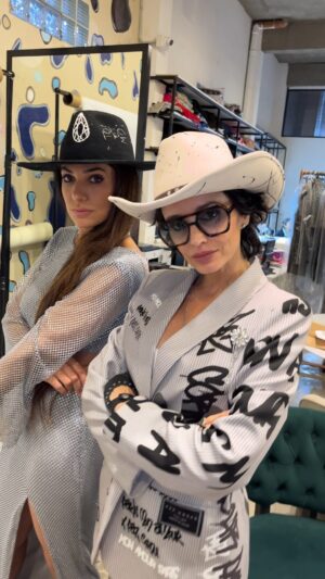 Connie Ballarini Instagram - @connieballarini espero me traigas los premios!🤣🤣
Feliz día del trabajador! Nos divertimos un montón haciendo este video distinto, un poco de humor para alegrar el trabajo y la vida! 🫶🏻😍
Toda lo que tenemos puesto obvio lo encuentran en @pazcornu 
#humor #moda #style