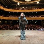 Connie Ballarini Instagram - MAIPO Una función más de este ciclo hermoso de ‘LOS MIÉRCOLES EN El @teatromaipo que empezó en marzo, sigue en abril ( casi agotado!!) y agregamos 2 fechitas más en MAYO: el 8 y el 15 de Mayo ! No cuelguen en sacar sus entradas, se agotan súper rápido y realmente es lógico porque es una locura lo que sucede cada noche, la pasamos tan tan ESPECTACULAR 🙌🏽. Gracias gente hermosa por tantas risas, por tantas anécdotas por tantos TIPS… a la chica que ME dio el TIP para mi 🐚 quiero decirle que Dsd ayer estoy haciendo las contracciones sin parar 😂😂😂 Gracias x tantas risas, los amo con todo mi ❤️ Nos vemos el miércoles que viene en el bellísimo @teatromaipo 🎫Entradas en www.connieballarini.com.ar 👾Producción @standupargentina @pablouchaolmedo @beluplesky @jeremy_lp1 Look 💣 by @pazcornu @pazcornuok