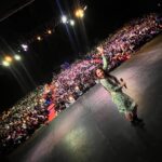 Connie Ballarini Instagram - TIGRE QUE LOCURAAAAAAAA POR FAVOR!! 2 funciones Agotadas, casi 2000 personas vinieron ayer a jugar conmigo… el nivel de felicidad y de extasis en mi cuerpo Dsp de ambas funciones no me dejaba conciliar el sueño… hablame de quedar manija 😂😂😂. Es que encima fueron dos funciones tan increíblemente divertidas con todos los condimentos para una noche inolvidable…. Consejos sobre lubricanes con Banda de sonido en la anécdota incluida .. 🥛, una lista hermosa de precios 🤑de servicios 🔥y promo de P3T3 😂🙈, cómo contratar al negro de Wapp para una noche, el ahora famoso ‘cul0, 🪵 ‘ q no olvidaremos jamás… ah y como broche de oro un chusmerio hermoso que va a quedar entre los que estuvimos ahí ayer q hizo q en un momento el show se convirtiera en Intrusos en el Espectáculo 😂. Realmente eso fue un gol de media cancha 😉 🤭 Los amo muchísimo, me divertí como loca y estoy eternamente agradecida por la noche inolvidable que hicimos ayer. Fueron lo máximo! Producción @standupargentina @matiaspisera @neshis y Tuki Looks 💣 @pazcornu @pazcornuok 🚨 Hoy hay nueva charlita con el público en mi canal de YouTube a las 19hs 🎭 Fechas de mis funciones y entradas en mi página www.connieballarini.com.ar