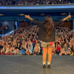 Connie Ballarini Instagram - MDQ Me dejaron cul0 p arriba’ !! Ayer fue realmente una noche demasiado especial para mi carrera como comediante y obviamente para mi vida… Fue la primera vez que actuaba para tanta gente sola. Casi 1000 personas hermosas, eufóricas y con ganas de divertirse me estaban ahí esperándome No saben las cosas que pasaban por mi cuerpito en el camarín esperando y ni te cuento arriba del escenario. Felicidad, asombro, adrenalina, agradecimiento y sobre todo un cagaso fuerte fuerte - podré con todo esto? estoy a la altura de todo lo q me está pasando? Mi deseo como siempre tan sencillo y difícil a la vez: que se diviertan y que por una hora y media puedan olvidarse de todo y se rían sin parar Ojalá lo haya logrado, ojalá se hayan ido con la misma sensación en el cuerpo con la que me fui yo. Me fui feliz. Me dieron demasiado, sigo emocionada y agradecida por tanto. Ojalá les haya dado todo lo que Uds me dieron a mi . Una noche que nunca olvidaré en mi vida Les amo con mi ❤️. Gracias MDQ, me dejaron tan manija que estaba para ir a bailar al terreno baldío que es hoy Sobremonte C Pd: 🚫HACER ZOOM EN LA FOTO Produce @standupargentina @matiaspisera Teatro @centrodeartemdp Gracias @hotelsparepublica por alojarnos Look Short @pazcornu Saco @harveywillys Zapatos @studio_cabu