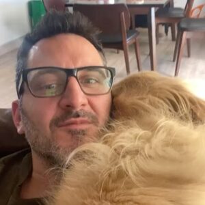 Connie Ballarini Instagram - Hoy es el día del animal …
❤️India- Troya- Egipto ❤️
celebro y agradezco tenerlos en mi vida… ellos hacen que mi vida sea más hermosa, ellos logran abstraerme del mundo, logran cambiarme la energía, sacarme sonrisas en días tristes, lograron despertar en mi un amor que no sabía q existía y tenerlos cerquita me genera una paz increíble 
Amo buscar fotos de ellos y q difícil hacer selección xq tengo tantas y son tan bellos mis hijas/o… 

Aprovecho para contarles cómo llegaron a mi vida:
India… apareció en un momento muy particular de mi vida. A mi no se me cruzaba por la cabeza tener un perro, pero mi pareja de ese momento quería un perro y Justo la hermana de una amiga de mi cuñada no podía tener más a India xq viajaba mucho… Me dio con año y medio… y al mes de llegar a casa me separo de ese novio. Quedamos solas y fue ( y es ) todo para mi. Ella me enseño a maternar, ella me hizo mamá. Había tenido otros perros pero eran ‘los perros de la familia’, ella era mi familia. Lo que la amo no lo puedo explicar. 
📸 les comparto una formo hermosa q me sacó Nahuel un amigo fotógrafo cuando era chiquita y como siempre tan fotogénica ella no podes ni sacarle fotos  y otra foto de su primera vez, miren esa cara de placer mientras le están choponeando de lo lindo 😂
📹 Un video de sus primeras salidas siempre caprichosa y eso hace q la ame más! Ahí paseando conmigo y su tia @monicatepfer 
Otro video de cuando @fedesimonetti la llevo a conocer el mar. Ay me mata de amor como se aman y amo q lo ame mas a Fede q a mi 😂 

TROYA 
La perra más buena y dulce que conozco y cagona tb… el miedo q le tiene a la lluvia por favor ! Amo lo distinta q es a India 
Ella era la perra de mi mamá y pasaba mucho tiempo en la casa de mi abuela con las señoras q la cuidaban. En un viaje de mi vieja me la quedé, le hice chequeos c mi veterinaria Lau q amo… de @veterinaria.manoba nos dimos cuenta de casualidad que tenia un tumor, se lo sacamos a tiempo y x suerte esta todo bien.  Nos dimos cuenta que ella acá estaba acompañada con otros animalitos q eso le hacía bien y que encontró en nosotros una familia. Así que pensando en lo mejor p ella se quedó en casa 🏠. 
Sigue abajo en comentarios 👇🏽
