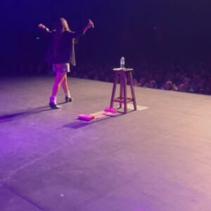 Connie Ballarini Instagram - MDQ 
Me dejaron cul0 p arriba’ !! 

Ayer fue realmente una noche demasiado especial para mi carrera como comediante y obviamente para mi vida… 
Fue la primera vez que actuaba para tanta gente sola. Casi 1000 personas hermosas, eufóricas y con ganas de divertirse me estaban ahí esperándome 
No saben las cosas que pasaban por mi cuerpito en el camarín esperando y ni te cuento arriba del escenario. Felicidad, asombro, adrenalina, agradecimiento y sobre todo un cagaso fuerte fuerte - podré con todo esto? estoy a la altura de todo lo q me está pasando? 
Mi deseo como siempre tan sencillo y difícil a la vez: que se diviertan y que por una hora y media puedan olvidarse de todo y se rían sin parar 
Ojalá lo haya logrado, ojalá se hayan ido con la misma sensación en el cuerpo con la que me fui yo.  Me fui feliz. Me dieron demasiado, sigo emocionada y agradecida por tanto. Ojalá les haya dado todo lo que Uds me dieron a mi .  Una noche que nunca olvidaré en mi vida 
Les amo con mi ❤️. Gracias MDQ, me dejaron tan manija que estaba para ir a bailar al terreno baldío que es hoy Sobremonte 
C

 Pd: 🚫HACER  ZOOM EN LA FOTO 

Produce @standupargentina @matiaspisera 
Teatro @centrodeartemdp 
Gracias @hotelsparepublica por alojarnos 

Look 
Short @pazcornu 
Saco @harveywillys 
Zapatos @studio_cabu