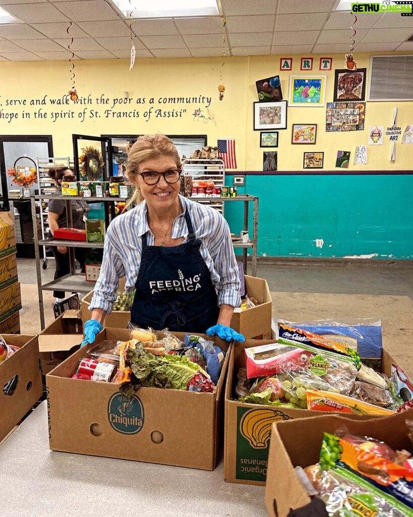 Connie Britton Instagram - It was a privilege for my family to serve a hot Thanksgiving meal and prepare Thanksgiving food boxes for our neighbors here in LA this week with @feedingamerica and @sfcla. And we got to join @shanolahampton and her family too!! If you want to help those in your community who are hungry this holiday season please go to feedingamerica.org/holiday. Happy thanksgiving!!