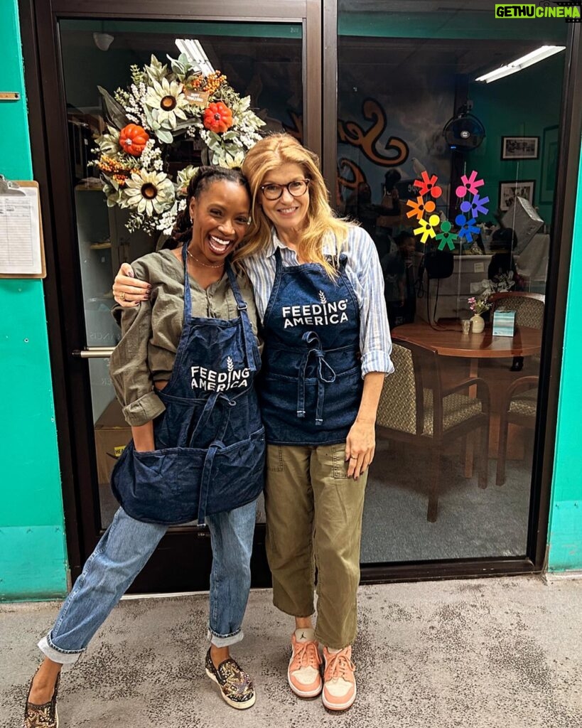 Connie Britton Instagram - It was a privilege for my family to serve a hot Thanksgiving meal and prepare Thanksgiving food boxes for our neighbors here in LA this week with @feedingamerica and @sfcla. And we got to join @shanolahampton and her family too!! If you want to help those in your community who are hungry this holiday season please go to feedingamerica.org/holiday. Happy thanksgiving!!