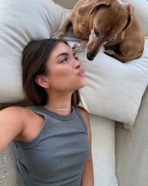 Constanza Piccoli Instagram - Mi familia para siempre 💕🐶 🐈 

Tengo MILES de estas fotos jajaj me puse a revisar y literal el 80% de mis selfies son con bambo o el Igna 😍 
Gracias por ser mis hijos y amarme tanto todo los días 🧡🫶🏻