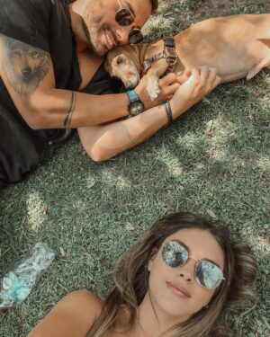 Constanza Piccoli Instagram - Mi familia para siempre 💕🐶 🐈 

Tengo MILES de estas fotos jajaj me puse a revisar y literal el 80% de mis selfies son con bambo o el Igna 😍 
Gracias por ser mis hijos y amarme tanto todo los días 🧡🫶🏻