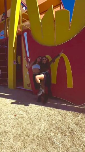 Constanza Piccoli Instagram - Los mejores momentos junto a @mcdonalds_cl y @romi_piccoli 🥰

#VibrandoConLolla 
#MeGustasAsi