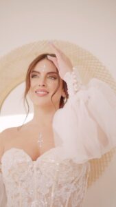 Constanza Piccoli Instagram - ✨Backstage producción Wedding Festival Makeup ✨ Modelo: @coni_piccoli Makeup/pelo: @denisse.maquillaje @eventospromakeup Cristales makeup: @denisse.maquillaje @eventospromakeup Video prod: @weddings.silveranima Vestido @nevadanovias Quieres brillar en la fiesta de tu Boda? Visita @eventospromakeup Wedding festival makeup en tu boda x #eventospromakeup ✨
