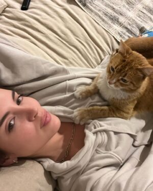 Constanza Piccoli Instagram - Mi familia para siempre 💕🐶 🐈 

Tengo MILES de estas fotos jajaj me puse a revisar y literal el 80% de mis selfies son con bambo o el Igna 😍 
Gracias por ser mis hijos y amarme tanto todo los días 🧡🫶🏻