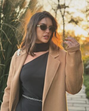 Constanza Piccoli Instagram - Nuevo look!! Jajaja y muy posera 🤪 peeero bueno está bien creerse el cuento o no?? 🫶🏻

💇‍♀️ @gem.salonlucialabra 
👗 @minisima