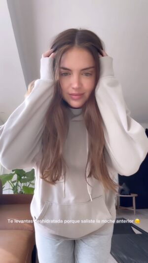 Constanza Piccoli Instagram - Cada vez que decido salir con amigas lo pienso dos veces jaja porque al otro día tengo que estar funcionando bien, pero con @fastlyte_cl eso cambió!! me encanta tener esta opción cada vez que siento que estoy deshidratada, es una bebida que contiene electrolitos lo que hace que al tomarla puedas volver rápidamente a sentirte hidratad@ y ademaaaaas es MUY rica 😍