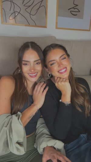 Constanza Piccoli Instagram - Celebrar a las mamás es un regalo al alma, nosotras lo hacemos todo el año!! Pero si quieren darle un regalo con sentido este es !! Amamos los brazaletes de @theofficialpandora porque les puedes dar un significado especial 🩷 

#brazaleteparamama
#noteloquieresperder
#pandoradiadelasmadres24
#pandora