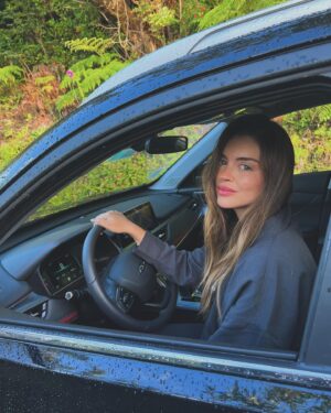 Constanza Piccoli Instagram - Partí el 2024 viajando al sur en mi @chery_chile 😍

2000 kms de seguridad, comodidad y disfrutar 🎶✨