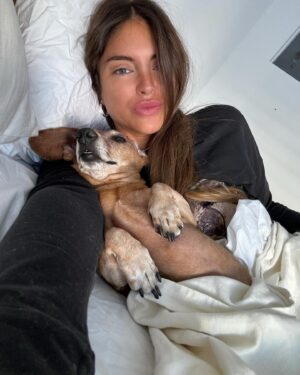 Constanza Piccoli Instagram - Mi familia para siempre 💕🐶 🐈 

Tengo MILES de estas fotos jajaj me puse a revisar y literal el 80% de mis selfies son con bambo o el Igna 😍 
Gracias por ser mis hijos y amarme tanto todo los días 🧡🫶🏻