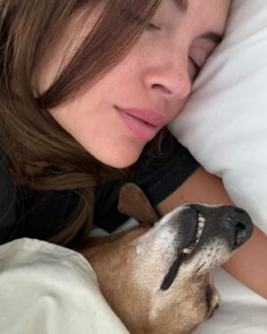 Constanza Piccoli Instagram - Mi familia para siempre 💕🐶 🐈 

Tengo MILES de estas fotos jajaj me puse a revisar y literal el 80% de mis selfies son con bambo o el Igna 😍 
Gracias por ser mis hijos y amarme tanto todo los días 🧡🫶🏻