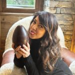 Cristina D'Avena Instagram - 🎉 Tanti auguri di buona Pasqua! Che sia una giornata piena di amore, uova colorate e risate contagiose! 🐰🥚🍫 Divertitevi un sacco e non mangiate troppa cioccolata (o forse sì, tanto è Pasqua)! 🐣🌷