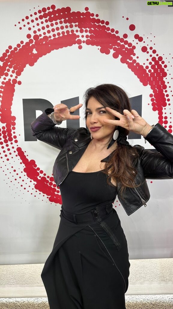 Cristina D'Avena Instagram - @cristinadavenaofficial ha lanciato in diretta su @radior101 la nuova sfida dei cartoni animati Avete votato in tantissimi 🤩 Scoprite nel video quale cartone avete preferito tra: 🔹Palla al centro per Rudy 🔹Luna principessa Argentata 👉 Ascolta e guarda Cristina D’Avena in “Procediamo”, il programma di Fernando Proce, con Sabrina Bambi e Regina, ogni mercoledì dalle 11.00 alle 12.00, in radio su R101, in tv sul canale 67 del digitale terrestre e dallo smartphone con l’app gratuita di R101 📱 #cartoon #cartoons #cartoni #cartonianimati #anime #musicaitaliana #radio #radior101