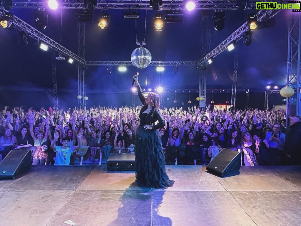 Cristina D'Avena Instagram - Grazie di cuore a tutti voi per questo sold out! 🫶 ieri a @collisioni festival siete stati fantasticiii!!! 🌈 Ci vediamo domani a Verona!! 💓