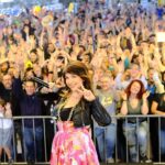 Cristina D'Avena Instagram - Qua abbiamo ancora le lacrime agli occhi 🥹 Grazie a Cristina - @cristinadavenaofficial per il bellissimo spettacolo 🎤 Con la sua voce fatata ci ha fatto ritornare a quei momenti in cui la nostra unica preoccupazione era quella di non perdersi la nuova puntata dei nostri eroi in tv 🧚‍♀️📺 Tutto questo è #Gamics ✨🚀