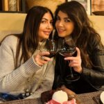 Cristina D'Avena Instagram - Cin cin a voi dalle sisters! ✨✨