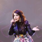 Cristina D'Avena Instagram - Niente da fare 🤩 La voce di @cristinadavenaofficial ci fa tornare bambini ogni volta 🥰🎶 Abbiamo cantato, abbiamo ballato, ci siamo divertiti e abbiamo lasciato che i ricordi più dolci prendessero il volo 🍯 Appuntamento a domani per un’altra imperdibile giornata di #gardacon! ❤️ Non vediamo l’ora di condividere ancora momenti magici con voi! 🪄