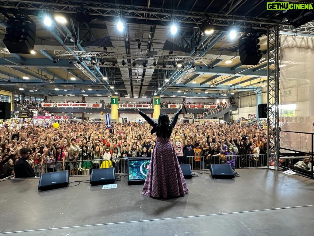 Cristina D'Avena Instagram - Due giornate indimenticabili al Milano Comics e a Vitorchiano! Grazie per tutto l’amore e le emozioni. Cantare le nostre sigle è sempre meraviglioso. Grazie a tutti! 😊🎶❤️