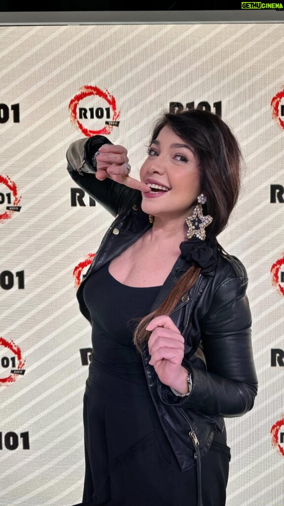 Cristina D'Avena Instagram - @cristinadavenaofficial ha lanciato in diretta su @radior101 la nuova sfida dei cartoni animati Avete votato in tantissimi 🤩 Scoprite nel video quale cartone avete preferito tra: 🔹Diventeremo famose 🔹Belle e Sebastien 👉 Ascolta e guarda Cristina D’Avena in “Procediamo”, il programma di Fernando Proce, con Sabrina Bambi e Regina, ogni mercoledì dalle 11.00 alle 12.00, in radio su R101, in tv sul canale 67 del digitale terrestre e dallo smartphone con l’app gratuita di R101 📱 #cartoon #cartoons #cartoni #cartonianimati #anime #musicaitaliana #radio #radior101