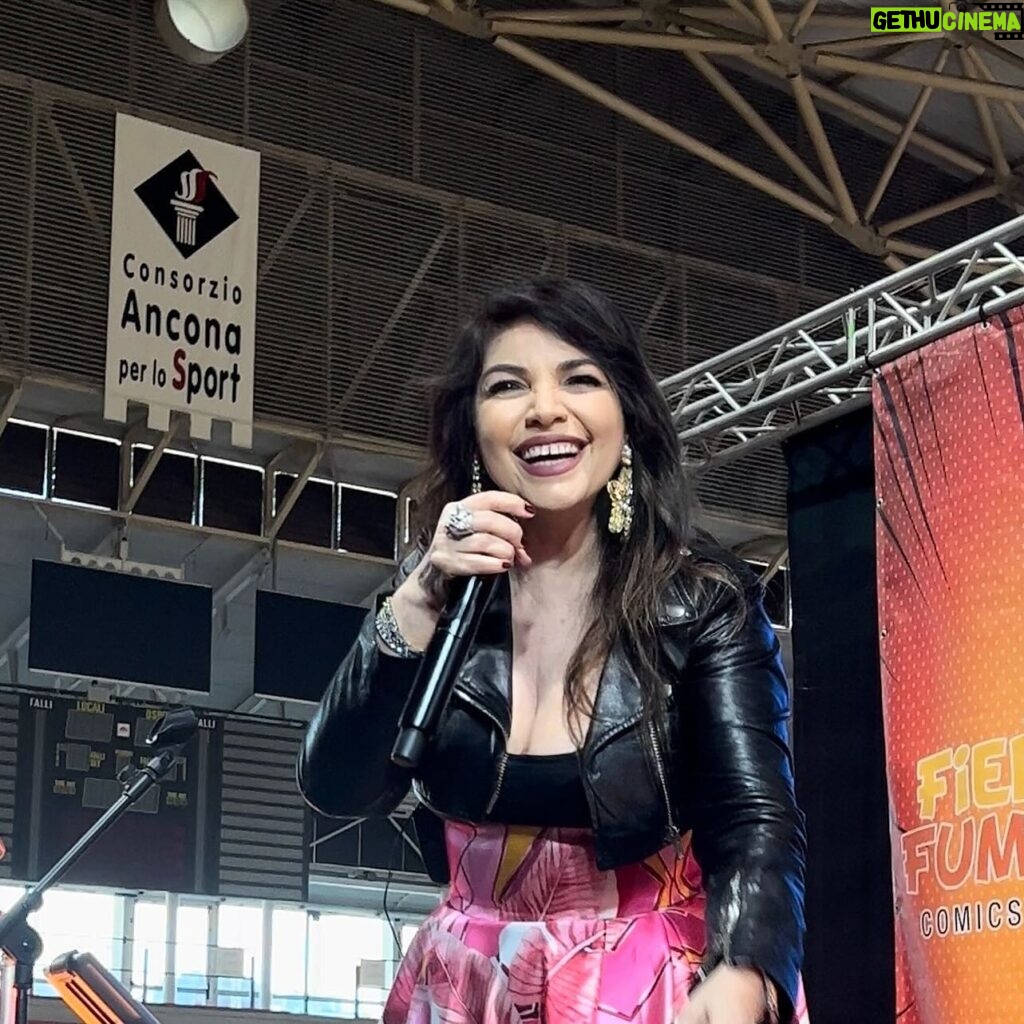 Cristina D'Avena Instagram - 🎶 Guarda, guarda, sul palco c’è....Cristina D’Avena! 💖 La regina 👸🏻 delle sigle (e dei nostri cuori ♥️) @cristinadavenaofficial ha fatto cantare tutto Ancona Comics&Games 🫶 ➡️ Scorri il carosello per rivivere i migliori momenti! 📹 Si ringrazia @crioma_srl 😎