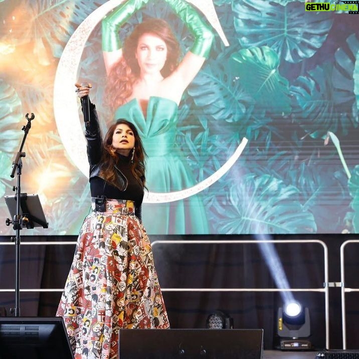 Cristina D'Avena Instagram - Niente da fare 🤩 La voce di @cristinadavenaofficial ci fa tornare bambini ogni volta 🥰🎶 Abbiamo cantato, abbiamo ballato, ci siamo divertiti e abbiamo lasciato che i ricordi più dolci prendessero il volo 🍯 Appuntamento a domani per un’altra imperdibile giornata di #gardacon! ❤️ Non vediamo l’ora di condividere ancora momenti magici con voi! 🪄