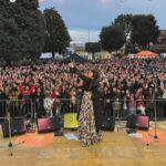 Cristina D'Avena Instagram - Eccoci a Civitanova Marche… 😍 Quanto amore! 🫶 Prossimo appuntamento sabato a @gardacon_ … Vi aspetto! 🌞