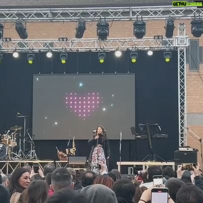 Cristina D'Avena Instagram - Eccoci a Civitanova Marche… 😍 Quanto amore! 🫶 Prossimo appuntamento sabato a @gardacon_ … Vi aspetto! 🌞