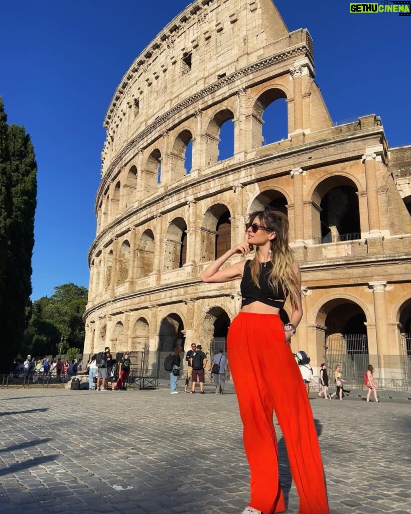 Cristinini Instagram - Fotitos de mi viaje a Roma 🥰🏛 #roma #italia #travel #viajar #coliseo #cristinini #iamcristinini #lifestyle #travelphotography #pickoftheday