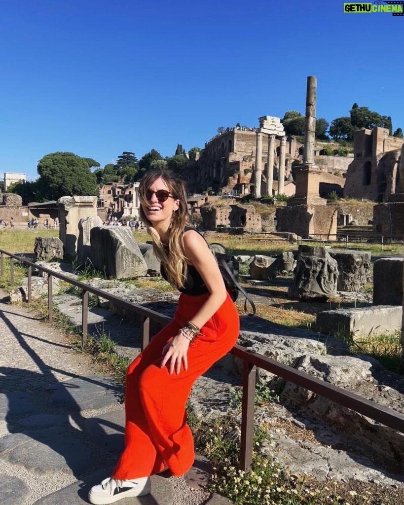 Cristinini Instagram - Fotitos de mi viaje a Roma 🥰🏛 #roma #italia #travel #viajar #coliseo #cristinini #iamcristinini #lifestyle #travelphotography #pickoftheday