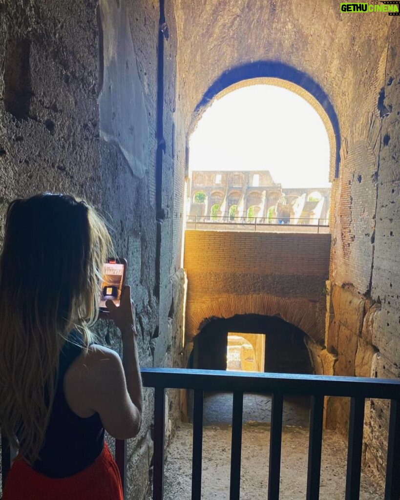 Cristinini Instagram - Fotitos de mi viaje a Roma 🥰🏛 #roma #italia #travel #viajar #coliseo #cristinini #iamcristinini #lifestyle #travelphotography #pickoftheday