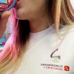 Cristinini Instagram – Ya está disponible la camiseta exclusiva que hemos diseñado junto a #CocaColaDreamworld y que podéis conseguir en la app de @Cocacola_esp canjeando los puntos que podéis encontrar en las botellas de 500ml. #CocaColaCreations *publi