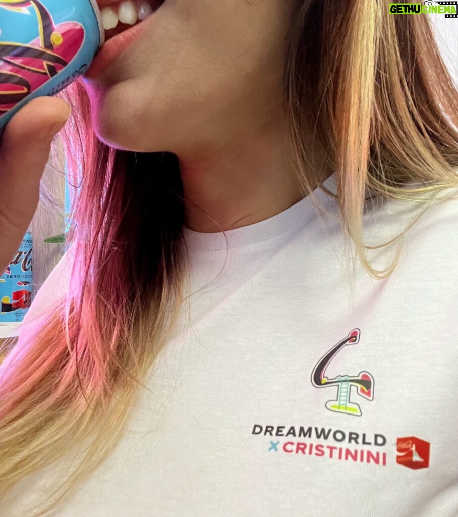 Cristinini Instagram - Ya está disponible la camiseta exclusiva que hemos diseñado junto a #CocaColaDreamworld y que podéis conseguir en la app de @Cocacola_esp canjeando los puntos que podéis encontrar en las botellas de 500ml. #CocaColaCreations *publi