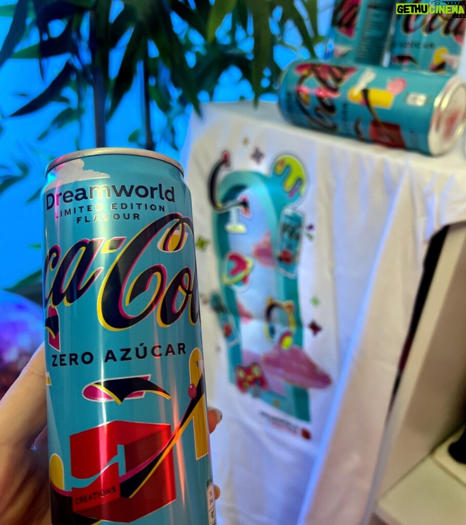 Cristinini Instagram - Ya está disponible la camiseta exclusiva que hemos diseñado junto a #CocaColaDreamworld y que podéis conseguir en la app de @Cocacola_esp canjeando los puntos que podéis encontrar en las botellas de 500ml. #CocaColaCreations *publi