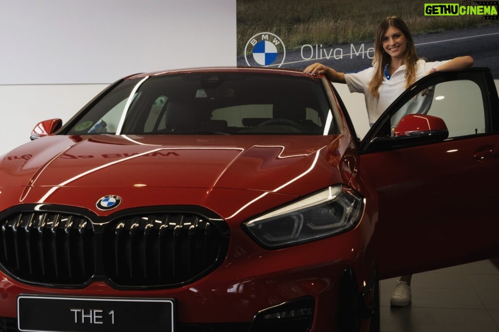 Cristinini Instagram - ¡¡ MI NUEVO COCHE !! 🥰🚗 Ya sabéis que llevo trabjando con BMW España 1 añito y pico y estoy súper feliz de formar parte de esta familia tan bonita @bmwespana Este año voy a llevar un BMW Serie 1 en rojo PRECIOSO el nuevo modelo pa estrenarlo 😊. Os iré subiendo más fotitos para que veáis como es. Este es del día en el que me lo dieron. ¿Qué os parece? :D