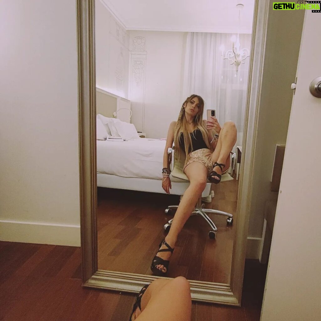 Cristinini Instagram - Buenas noches 🌌 #cristinini #iamcristinini #hotel #Madrid #room