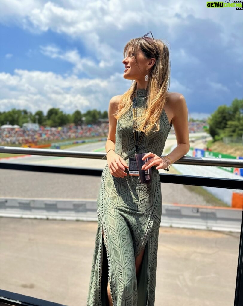 Cristinini Instagram - Día de Fórmula 1 en Montmeló 🚥 🥰 Mi primera vez en el circuito de carreras de la F1 Y ME LO PASÉ INCREÍBLE AMO ESTE DEPORTE ❤️ ¿Se viene la 33 u nooo?