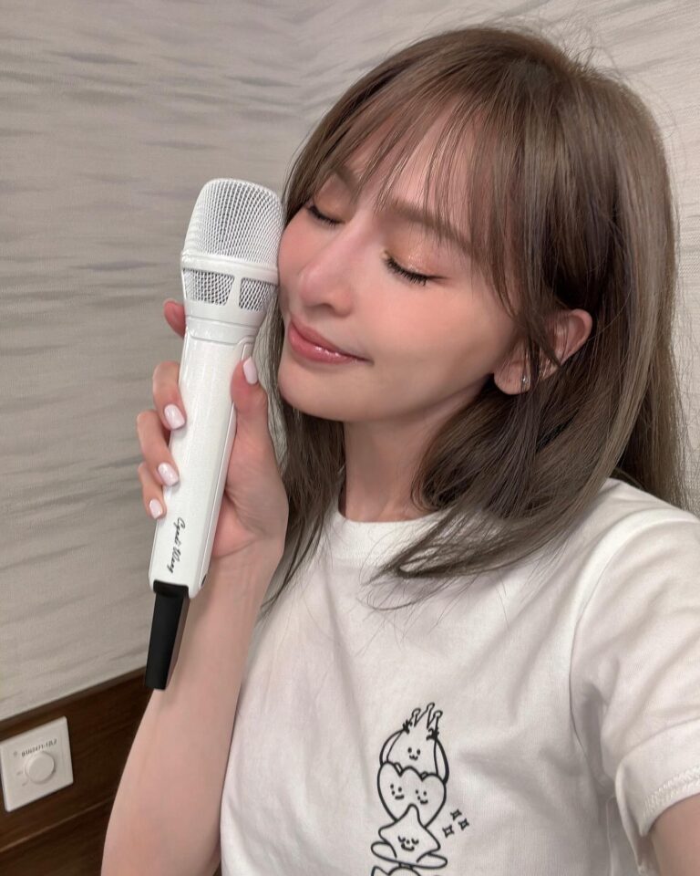 Cyndi Wang Instagram - 歡迎我的新夥伴🎤😍🥰 該幫它取什麼名字呢？🤔 #SugarHigh世界巡迴演唱會 #澳門 #王心凌 #CyndiWang